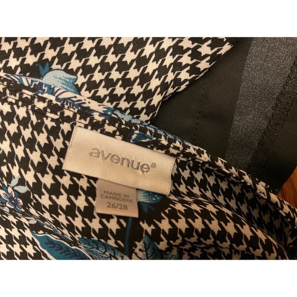 Avenue Woman’s Multi Color Floral With Stripe Trim Blouse Size 26/28 Scoop Neck - Picture 4 of 6